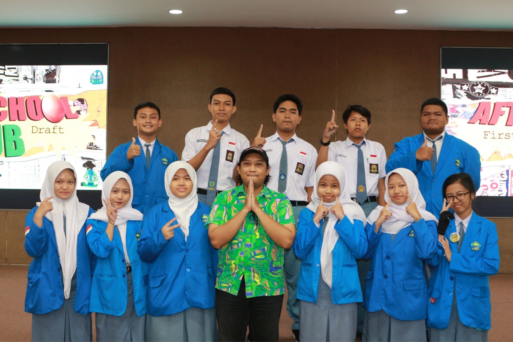 Foto bersama 10 peserta